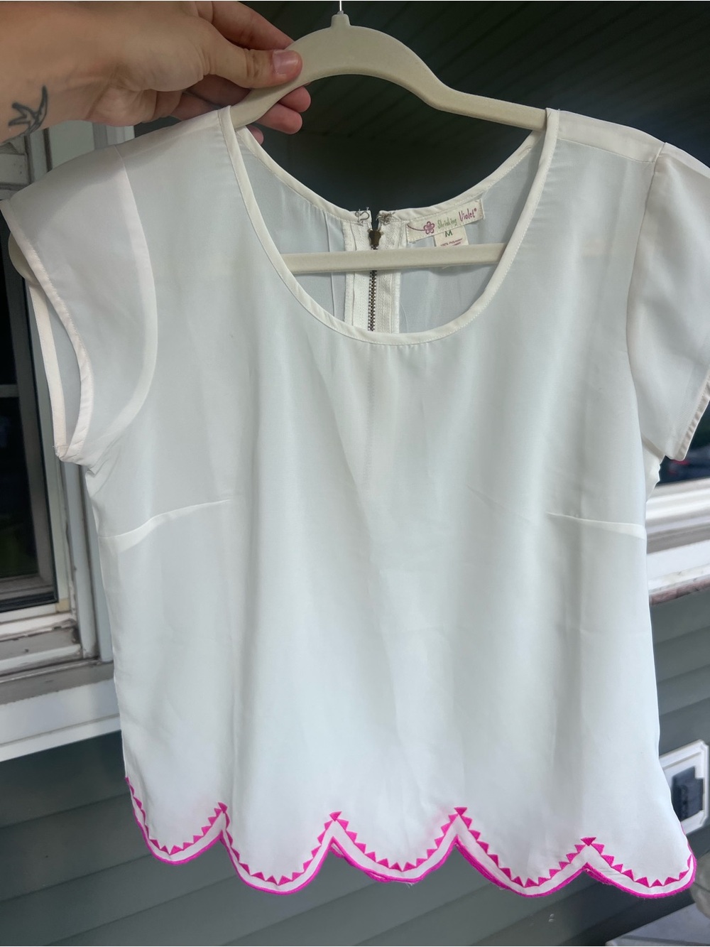 Shrinking Violet White Scalloped Hem Top Hot Pink Embroidered Trim Medium